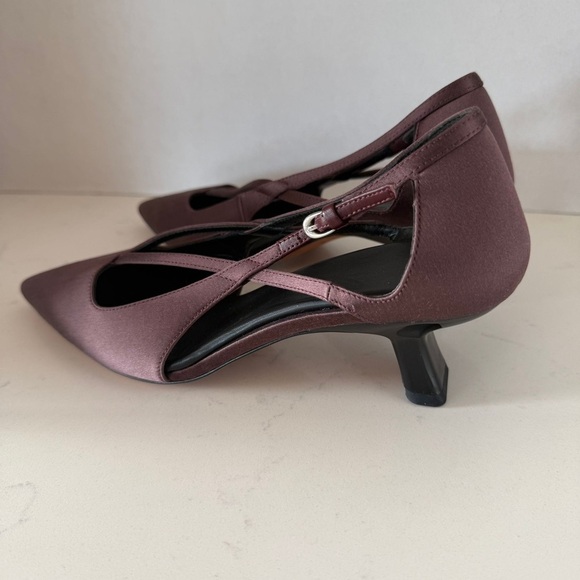 New Vince Brielle pointy toe kitten heel pump in color fig Size: 6 - Picture 10 of 10